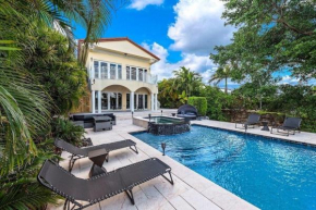 Hollywood Luxurious Waterfall Villa with Incredible views